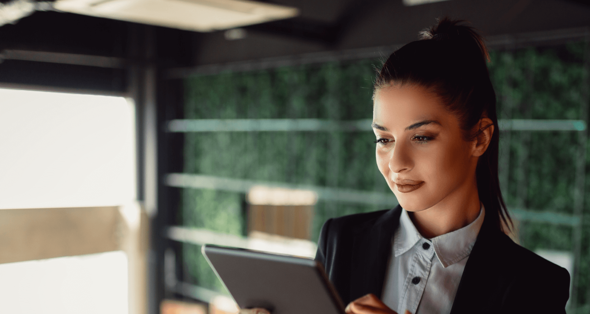 Mulher de negócios utilizando um tablet